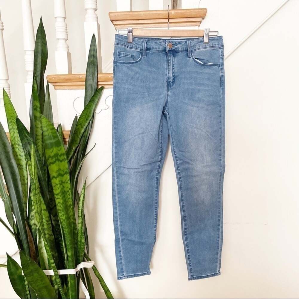 Forever 21 high rise medium wash skinny jeans 28